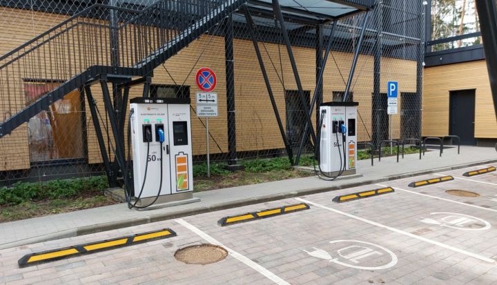 Darbu sākusi pirmā Elektrum Drive uzlādes stacija Ogrē