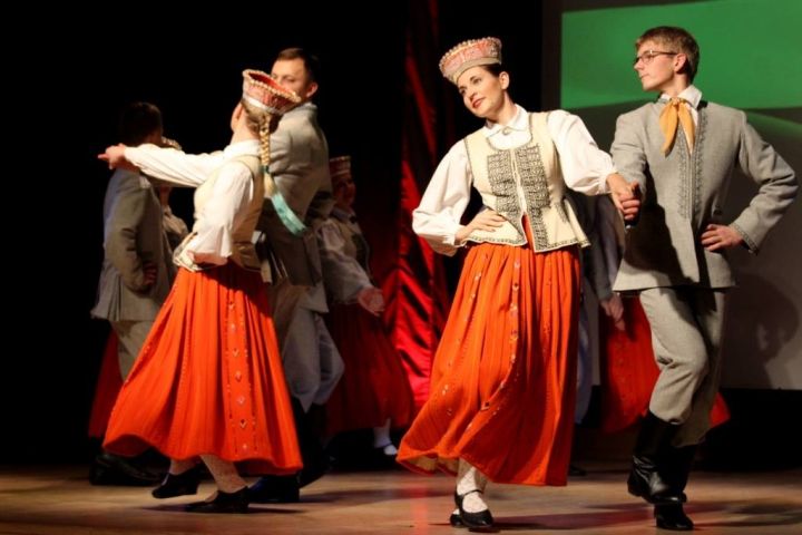 Deju kolektīvu "Spolītes" un "Spole" koncerts Tīnūžos