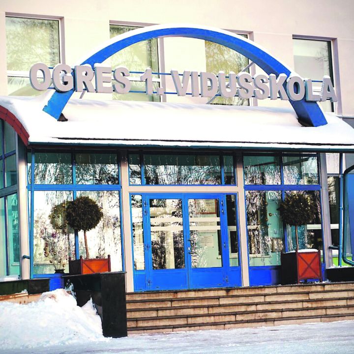 Divas vidusskolas reorganizē