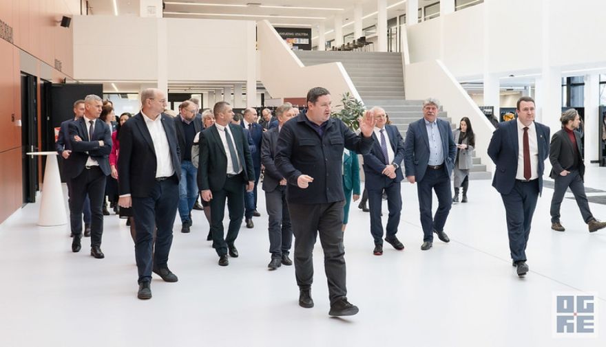 Domes priekšsēdētājs Egils Helmanis ar Latvijas pašvaldību vadītājiem dalās pieredzē par piedzīvoto Ukrainā