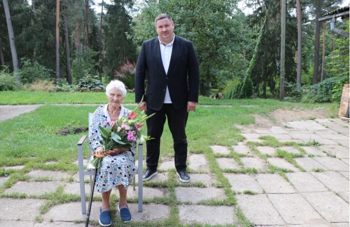 Domes priekšsēdētājs sveic simtgadnieci Stefāniju Pauniņu