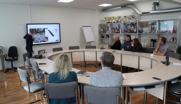 Eksperts no Dānijas izvērtē velosatiksmes infrastruktūras attīstības iespējas novadā