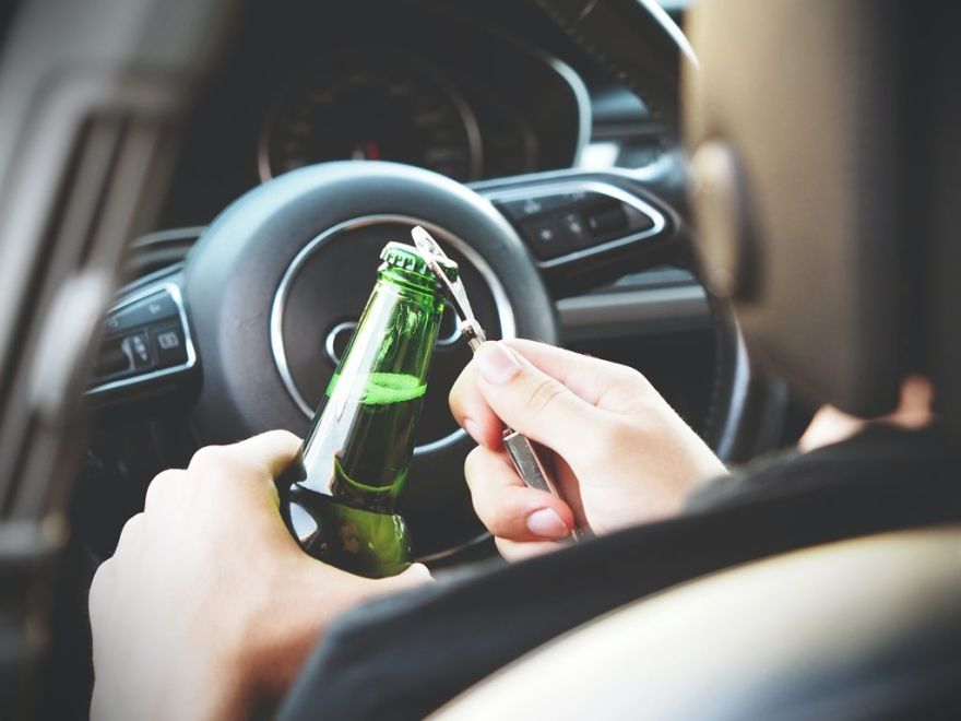 Eksperts: Varētu apsvērt atbildības ieviešanu dzērājšoferu vadītu automašīnu pasažieriem
