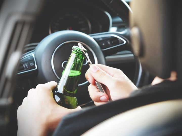 Eksperts: Varētu apsvērt atbildības ieviešanu dzērājšoferu vadītu automašīnu pasažieriem