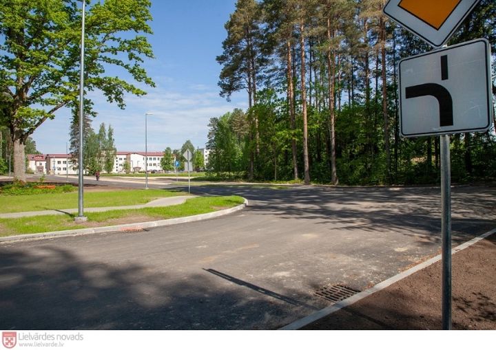 Ekspluatācijā pieņemti jaunizbūvēto Riekstu un Gobu ielu posmi Lielvārdē