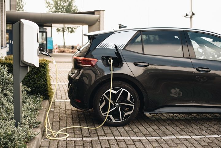 Elektroauto uzlādes stacijas – ērtas gan klientiem, gan darbiniekiem