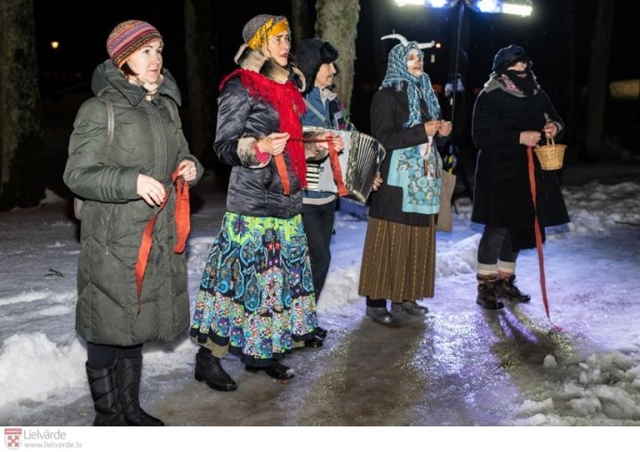 Folkloras kopa "Josta" krāšņi atzīmējusi Meteņdienu