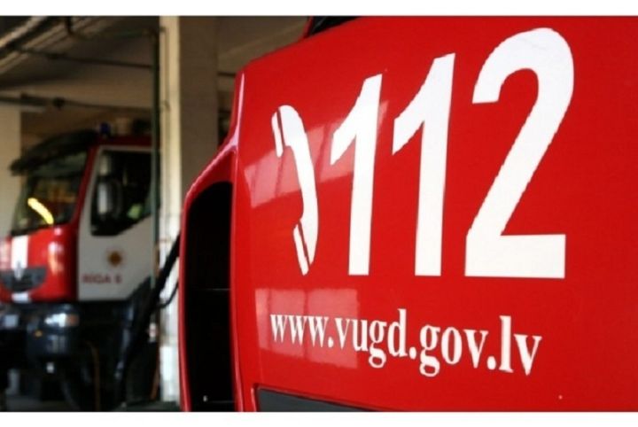 Glābēji no upes izcēluši daļēji nogrimušu kuteri