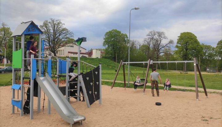 Ierīkots jauns rotaļu laukums, uzstādītas jaunas rotaļu iekārtas Tīnūžos