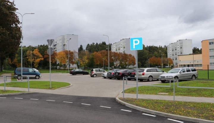 Izbūvēts rotācijas aplis un stāvlaukums Mālkalnes prospektā 43