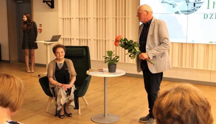Izdota grāmata par Ināru Klintsoni – kafejnīcas "Pie Zelta liepas" šefpavāri
