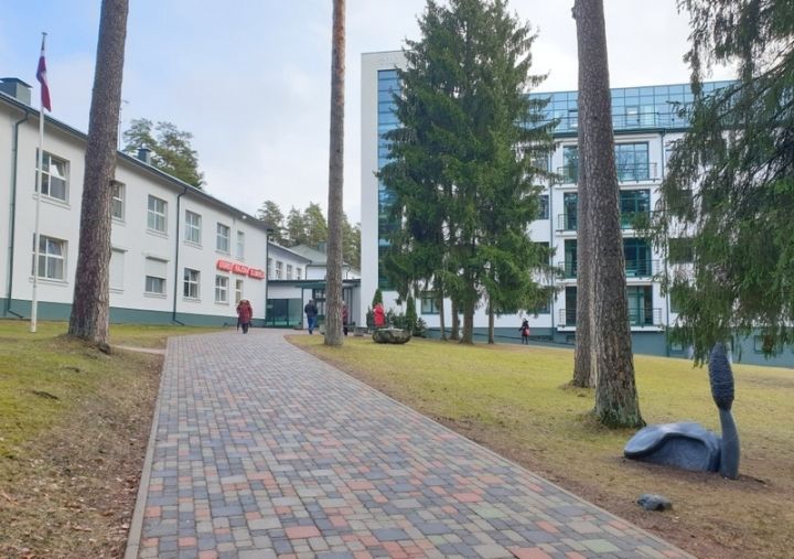 Izmežģī potīti, paslīdot uz suņa čupas