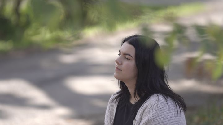 Ja mani nebūtu atņēmuši vecākiem, es būtu sasniegusi mazāk – Montas stāsts par dzīvi, nošķirtai no vecākiem   