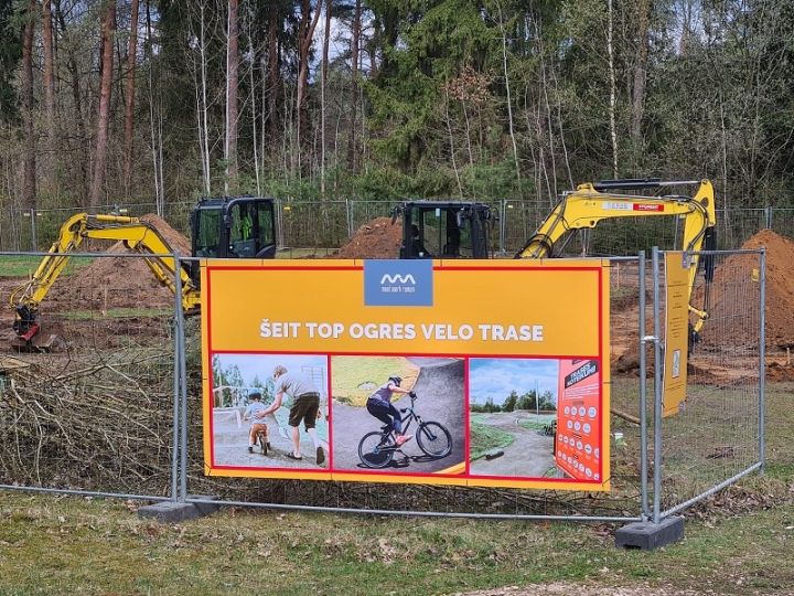 Jāņa Čakstes prospektā top asfaltēta velotrase