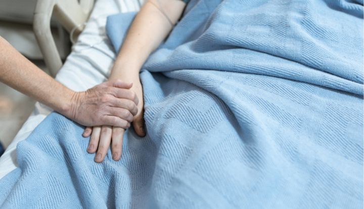 Jānodrošina pacientu pavadošās personas atrašanās stacionārā, ja ir tāda nepieciešamība