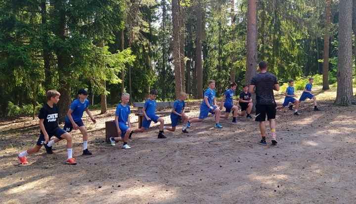 Jaunie futbolisti spēka treniņos
