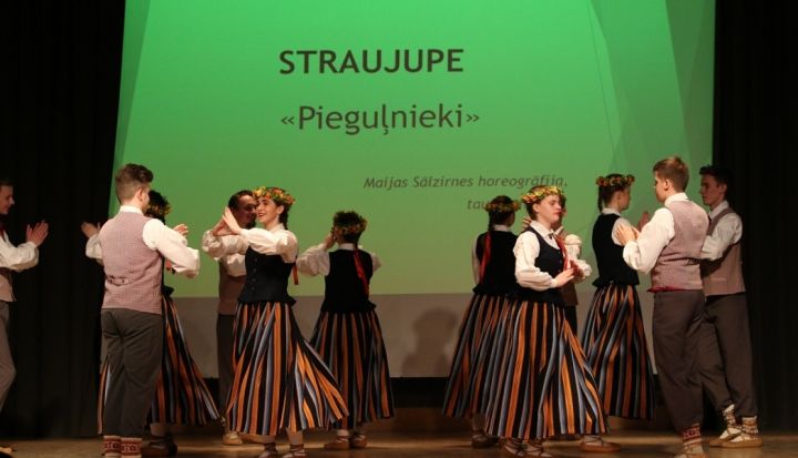 Jauniešu deju kolektīva „Straujupe” koncerts „Ūsiņdienas danči” Tīnūžos