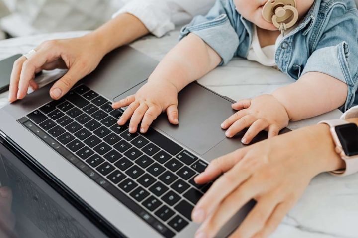 Kā apvienot darbu ar bērna slimošanu? Skaidro psihoterapeite