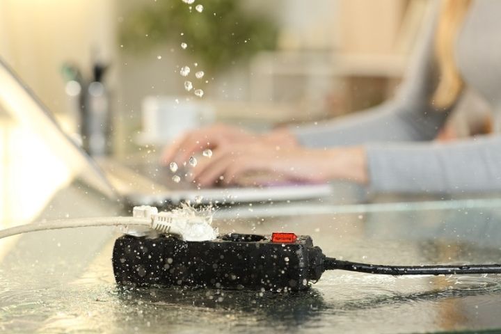 Katra piektā elektrotrauma notiek saskarsmē ar ūdeni – karstuma vilnī aicina būt uzmanīgiem