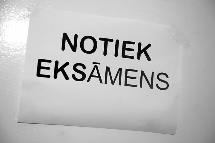 Komiskos, pazemojošos aizdomu labirintos