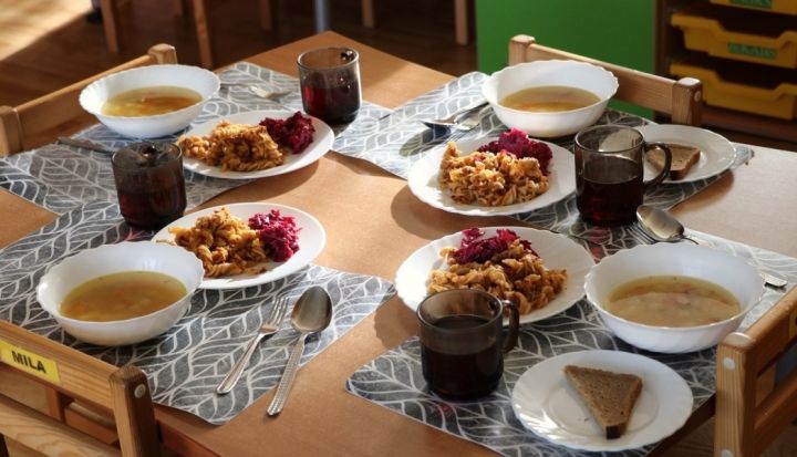 Kompensēs izmaksu starpību par ēdināšanas pakalpojumiem pirmsskolās un skolās
