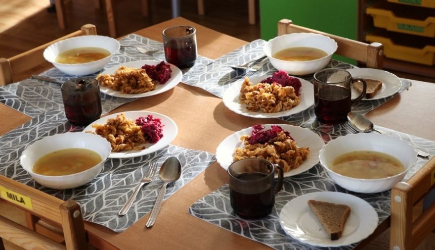 Kompensēs izmaksu starpību par ēdināšanas pakalpojumiem pirmsskolās un skolās