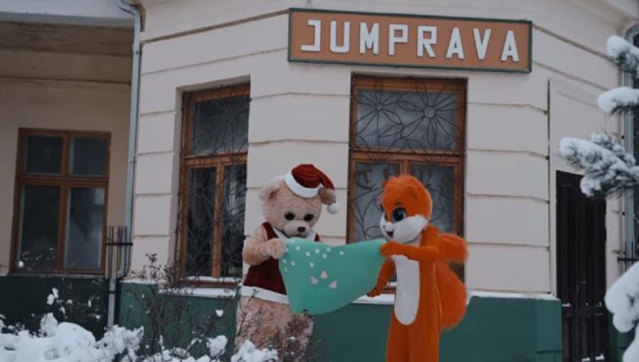 Lācis un Vāverīte iedzedz Jumpravas Ziemassvētku eglīti