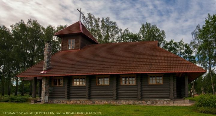 Lēdmanes Sv. Apustuļu Pētera un Pāvila Romas katoļu baznīcā apskatāma mākslas darbu galerija