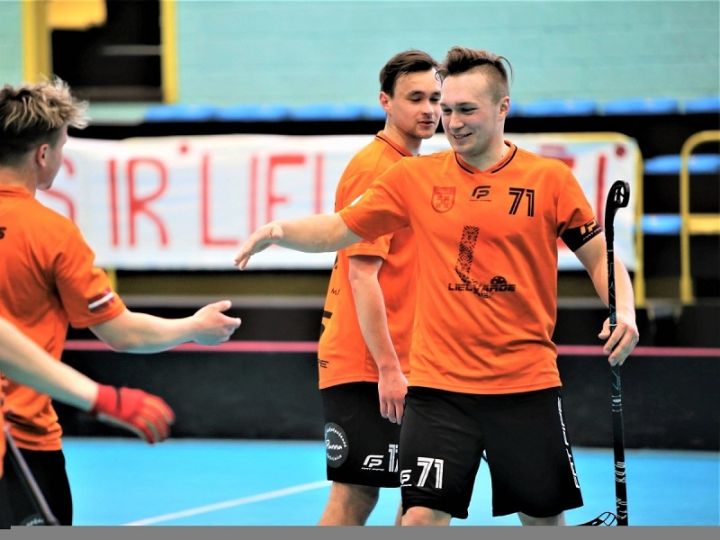 "Lielvārde"/"FatPipe" florbolisti gūst svarīgu uzvaru cīņā par vietu izslēgšanas turnīrā