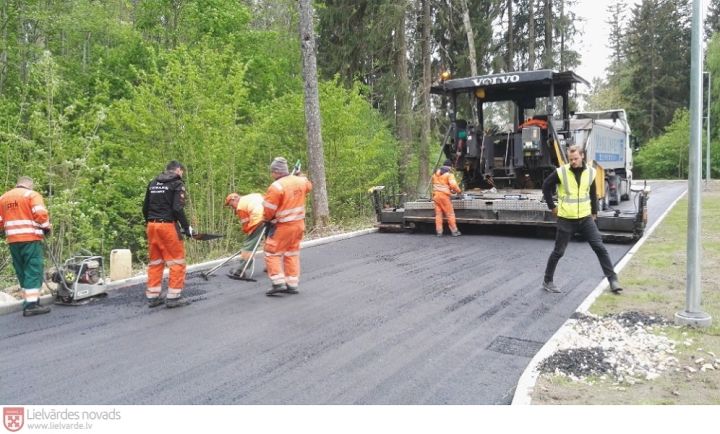 Lielvārdē uzsākti asfalta seguma ieklāšanas darbi jaunajā Riekstu – Gobu ielā