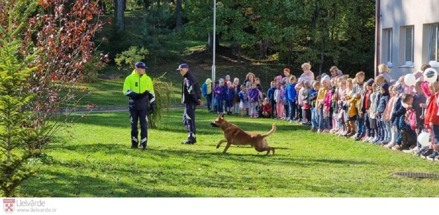 Lielvārdes pamatskolas skolēni iepazīstas ar policijas darbu