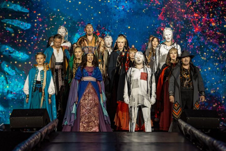 Lielvārdes parkā grandiozi izskanējusi rokopera "Lāčplēsis"