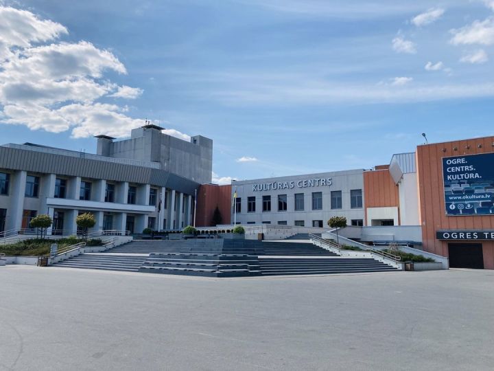 no 16. līdz 21. augustam slēgts auto stāvlaukums pie Ogres novada Kultūras centra ieejas