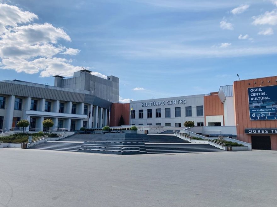 no 16. līdz 21. augustam slēgts auto stāvlaukums pie Ogres novada Kultūras centra ieejas