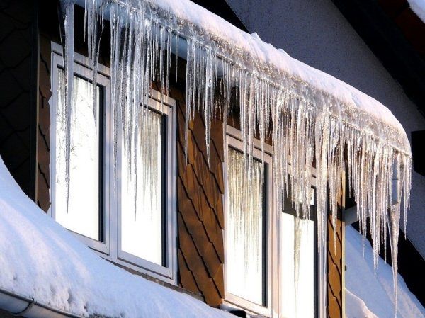 No jumtiem krītošās lāstekas var sagādāt pamatīgas nepatikšanas