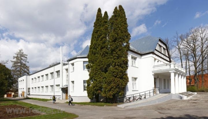 Nomas tiesību izsole par telpu nomu komercdarbībai Ogresgala Tautas namā