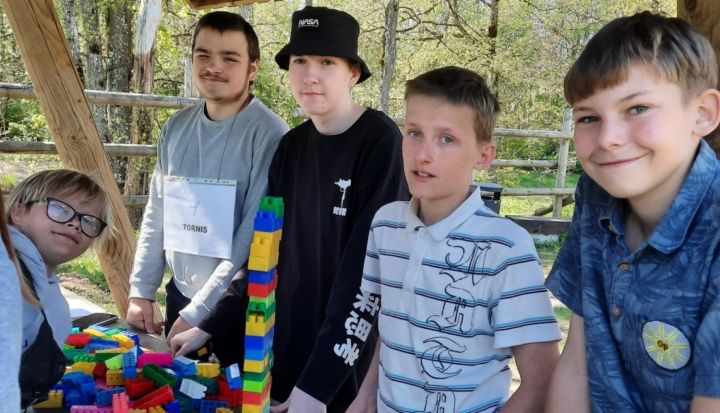 Novada skolu komandas tiekas Dabas dienās Ogresgala pamatskolā