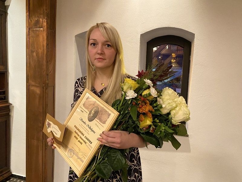 OCB bibliotekāre Sandra Nikolajeva saņem prestižo Voldemāra Caunes balvu