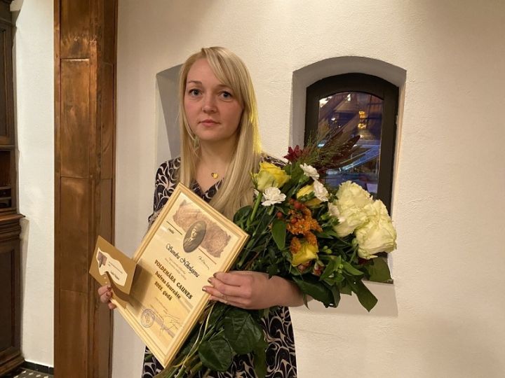 OCB bibliotekāre Sandra Nikolajeva saņem prestižo Voldemāra Caunes balvu
