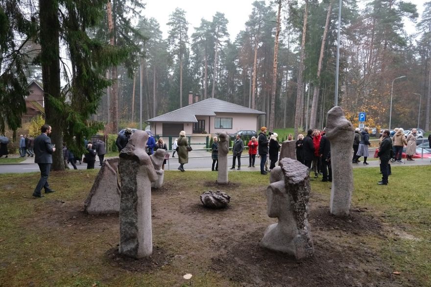 Ogrē atklāts piemiņas ansamblis "Ukrainas vainags"