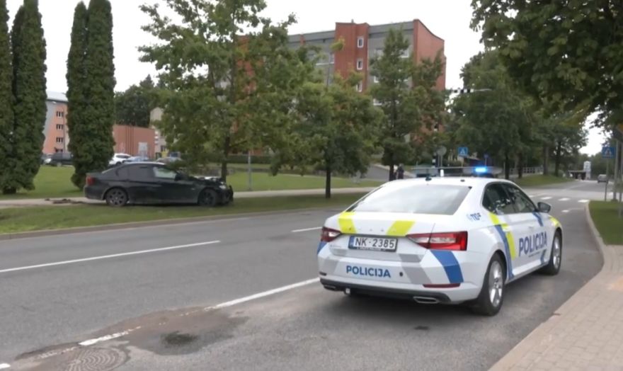 Ogrē, ieskrienot kokā, avarē BMW