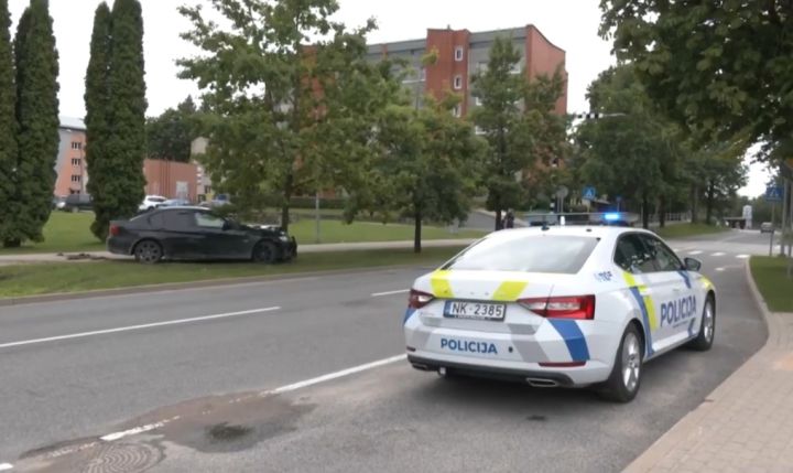 Ogrē, ieskrienot kokā, avarē BMW
