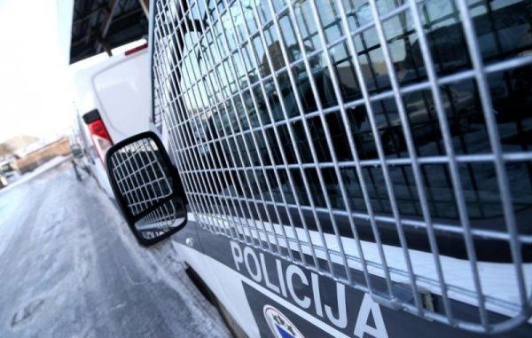 Ogrē par sievietes aplaupīšanu aiztur jauniešus ar narkotikām