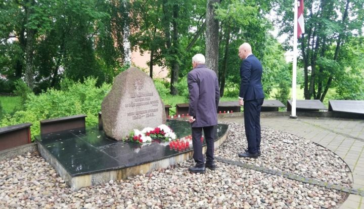Ogrē piemin staļiniskā režīma represiju upurus