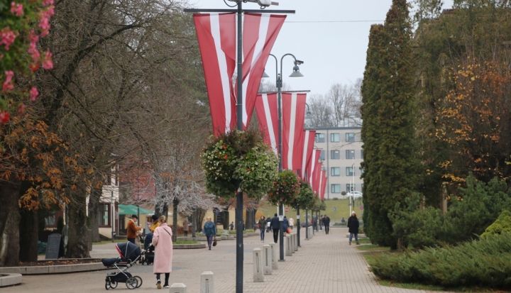 Ogre rotāta Valsts svētku noskaņās