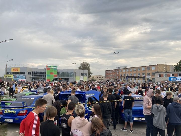 Ogrē, tirdzniecības centra stāvlaukumā pulcējas simtiem auto