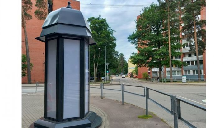 Ogrē turpinās jaunu afišu stabu ierīkošana