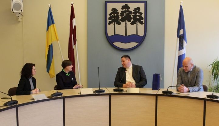 Ogrē viesojas Īrijas vēstniece Latvijā Īmera Frīla