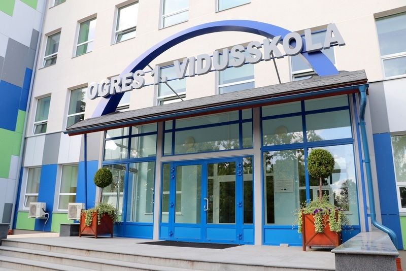 Ogres 1.vidusskola aicina darbā