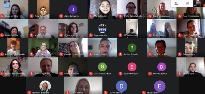 Ogres 1. vidusskolas skolēni prezentē izstrādātos projektus